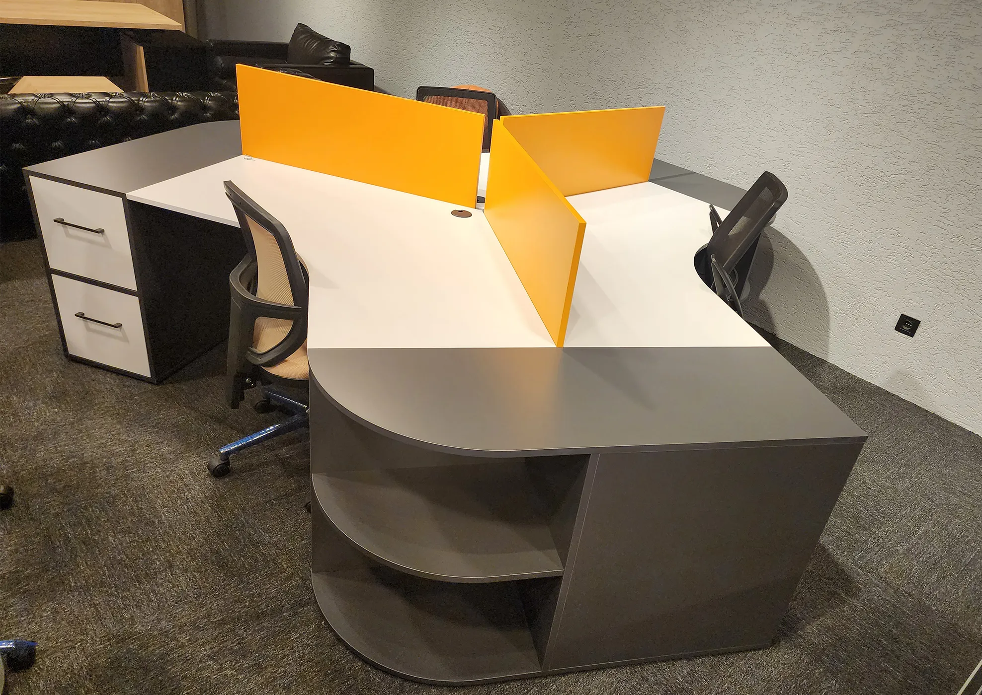 PİETRO ÜÇLÜ ÇALIŞMA MASASI – TEŞHİR